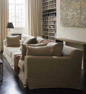 Loose_cover_sofa_in_a_modern_living_room